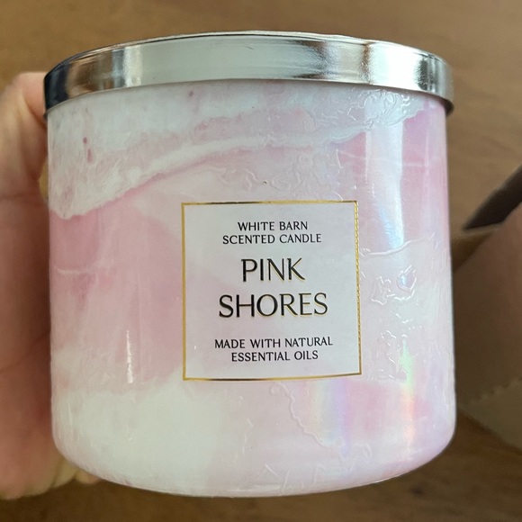 NWT Bath & Body Works 3-Wick Candle PINK SHORES White Barn - Picture 1 of 6